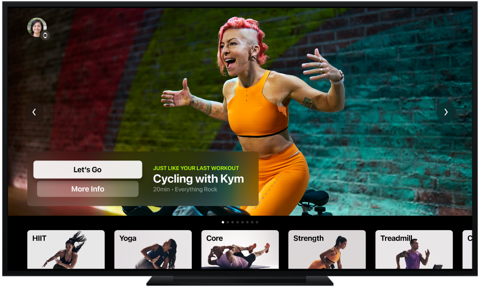 Телевизор, който показва екрана на Apple Fitness+, съдържащ видове тренировки и препоръчана тренировка за колоездене.