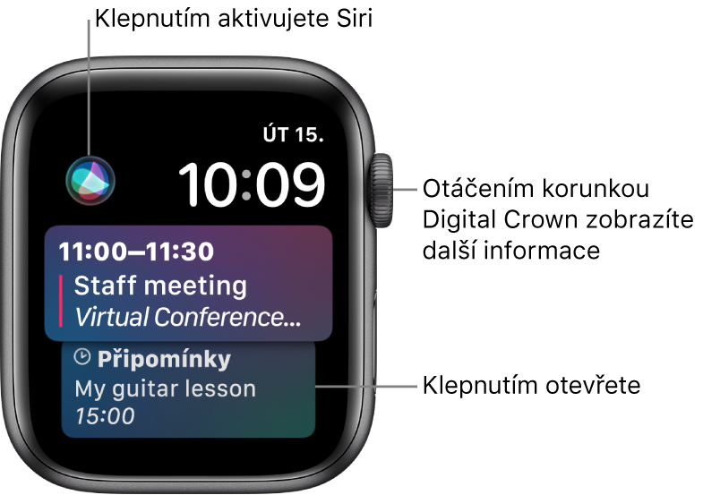 Ciferník Siri se zobrazenou připomínkou a událostí z kalendáře. Vlevo nahoře na displeji se nachází tlačítko Siri. Vpravo nahoře je zobrazeno datum a čas.