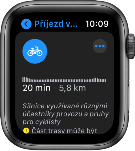Apple Watch se zobrazenou cyklistickou trasou s profilem převýšení podél trasy, s odhadem jízdní doby a vzdálenosti a s poznámkami o případných potížích, na které můžete cestou narazit