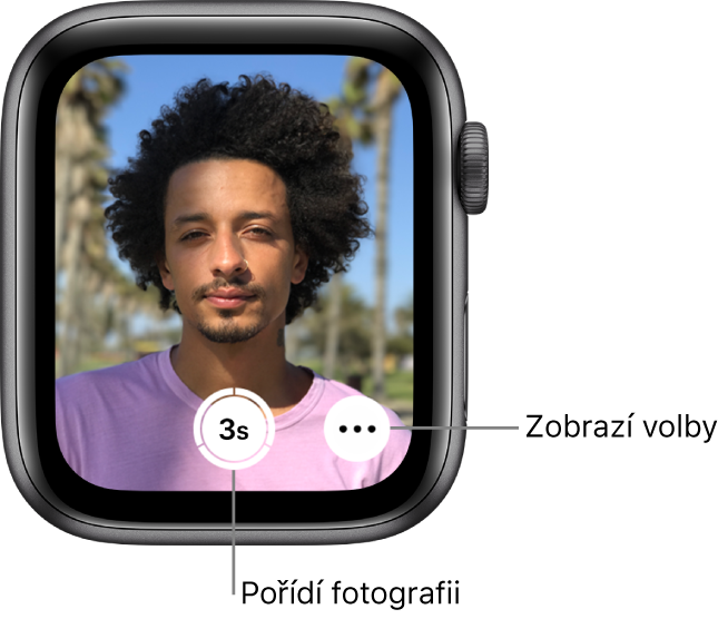 Když používáte hodinky Apple Watch jako ovladač Fotoaparátu, na jejich obrazovce se zobrazuje to, co je v hledáčku iPhonu. Dole uprostřed se nachází tlačítko „Pořídit obrázek“ a vpravo od něj tlačítko „Další volby“. Po pořízení fotografie vidíte vlevo dole tlačítko Prohlížeč fotografií.