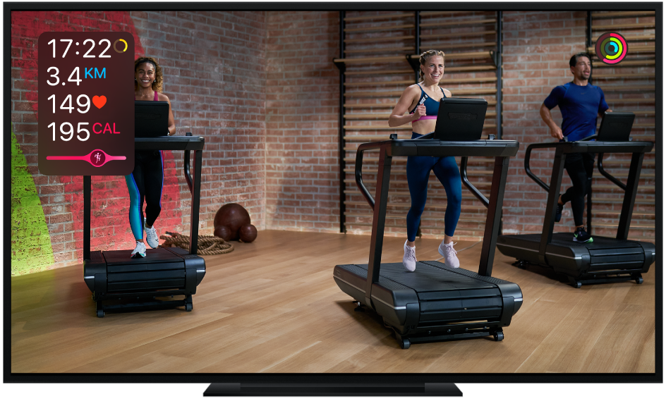 Televizor zobrazující stránku cvičení Treadmill (Běžecký pás) v Apple Fitness+ s údaji o zbývajícím čase, vzdálenosti, tepové frekvenci a spálených kaloriích a s ukazatelem spalování