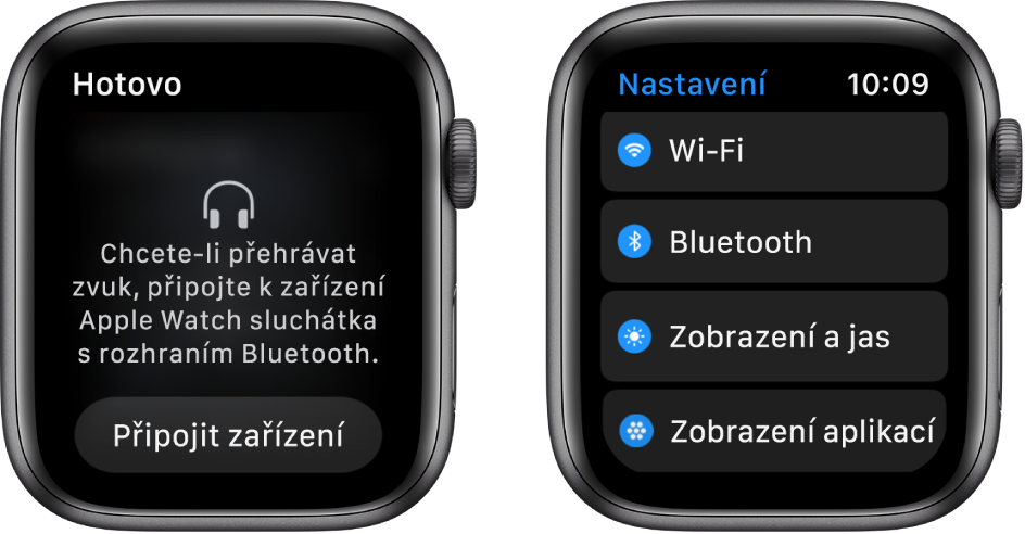Dvě obrazovky vedle sebe. Vlevo se zobrazuje výzva, abyste k Apple Watch připojili přes Bluetooth sluchátka. Pod výzvou se nachází tlačítko Připojit zařízení. Vpravo je vidět obrazovka Nastavení se seznamem tlačítek Wi‑Fi, Bluetooth, Jas a velikost textu a Zobrazení aplikací.