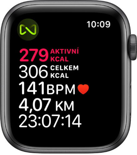 Obrazovka Cvičení s podrobnými informacemi o cvičení na běžeckém pásu. Symbol v levém horním rohu značí, že jsou Apple Watch bezdrátově připojené k běžeckému pásu.