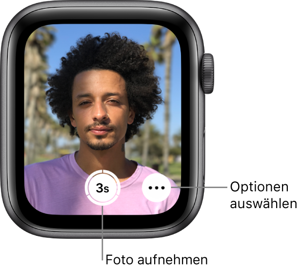 Die Apple Watch wird als Kamerafernbedienung verwendet. Auf dem Display ist das Kamerabild des iPhone zu sehen. Die Taste „Bild aufnehmen“ befindet sich unten in der Mitte und die Taste „Weitere Optionen“ rechts davon. Wenn du ein Foto aufgenommen hast, befindet sich unten links die Taste zum Anzeigen des Fotos.