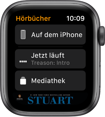Die Apple Watch mit der Anzeige „Hörbücher“. Oben wird die Taste „Auf dem iPhone“, darunter werden die Tasten „Jetzt läuft“ und „Bibliothek“ angezeigt und unten ist ein Teil des Coverbilds für das Hörbuch zu sehen.