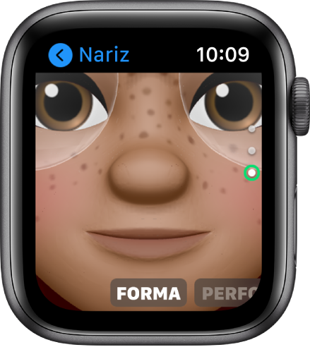 La app Memoji del Apple Watch mostrando la pantalla de edición de nariz. Se muestra un acercamiento de la cara, enfocándose en la nariz. La palabra Forma se muestra en la parte inferior.