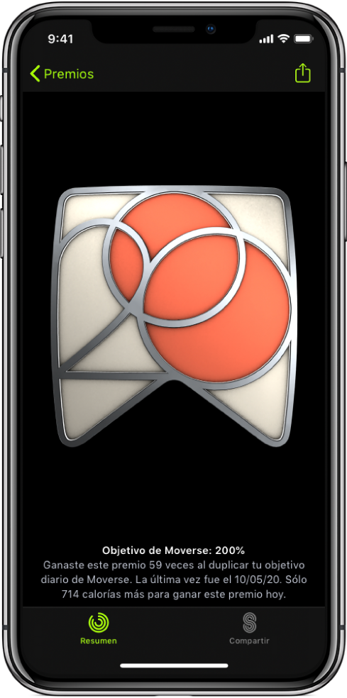 La pestaña Premios de la pantalla de la app Fitness en el iPhone, mostrando un premio de logro en medio de la pantalla. Puedes arrastrar para girar el premio. El botón Compartir está en la esquina superior derecha.