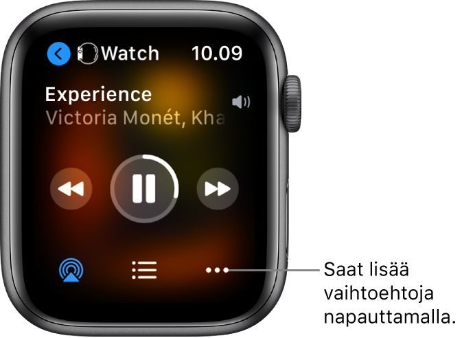 Toistossa nyt -näyttö, jossa näkyy ylävasemmalla Watch ja vasemmalle osoittava nuoli, joka vie sinut laitenäytölle. Kappaleen ja artistin nimet näkyvät alla. Toistosäätimet ovat keskellä. AirPlay, kappalelista ja Lisävalinnat-painikkeet ovat alhaalla.