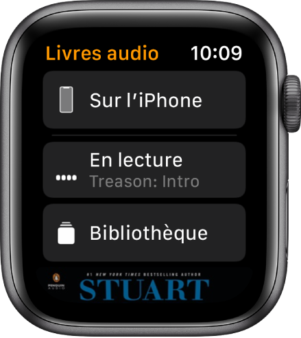 L’Apple Watch qui affiche l’écran de Livres audio avec le bouton Sur l’iPhone dans le haut, les boutons À l’écoute et Bibliothèque en dessous, et une partie de la couverture d’un livre audio dans le bas.