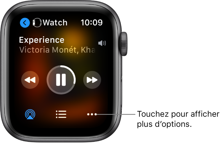 L’écran « À l’écoute » affichant Watch en haut à gauche, avec une flèche pointant vers la gauche, qui vous permet d’accéder à l’écran de l’appareil. Le titre d’un morceau et le nom de l’artiste figurent en dessous. Les commandes de lecture se trouvent au milieu. Les boutons AirPlay et « Plus d’options » ainsi que la liste des pistes se trouvent en bas de l’écran.