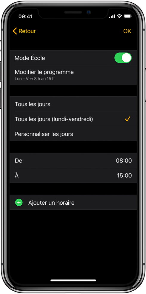 iPhone montrant l’écran « Mode École ». Un commutateur « Mode École » se trouve en haut avec « Modifier le programme » en dessous. Les options « Tous les jours », « Tous les jours (lundi-vendredi) » et « Personnaliser les jours » apparaissent sous cela et l’option « Tous les jours (lundi-vendredi) » est sélectionnée. Les heures « De » et « À » se trouvent au milieu de l’écran et un bouton « Ajouter un horaire » apparaît en bas.