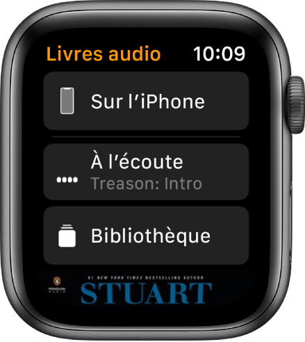 L’Apple Watch affichant l’écran « Livres audio » avec le bouton « Sur l’iPhone » en haut, les boutons « À l’écoute » et « Bibliothèque » en dessous et une partie de la couverture d’un livre audio en bas.