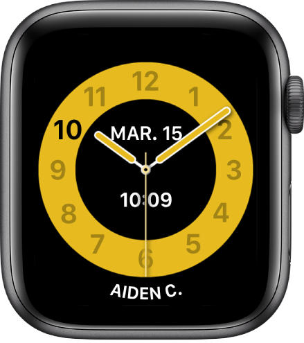 Cadran Mode École affichant une horloge analogique avec la date et l’heure près du milieu. Le nom de la personne qui utilise l’Apple Watch se trouve en bas.