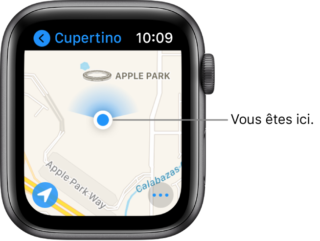 L’app Plans affichant un plan. Votre emplacement est indiqué à l’aide d’un point bleu sur le plan. Au-dessus du point de position se trouve un cône bleu indiquant que l’Apple Watch est orientée vers le nord.