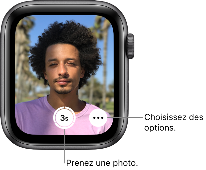 Lorsque la montre sert de télécommande pour l’appareil photo, le viseur de l’iPhone est affiché sur l’Apple Watch. Le bouton « Prendre une photo » se trouve en bas au centre, avec le bouton « Plus d’options » à sa droite. Si vous avez pris une photo, le bouton de viseur se trouve dans le coin inférieur gauche.