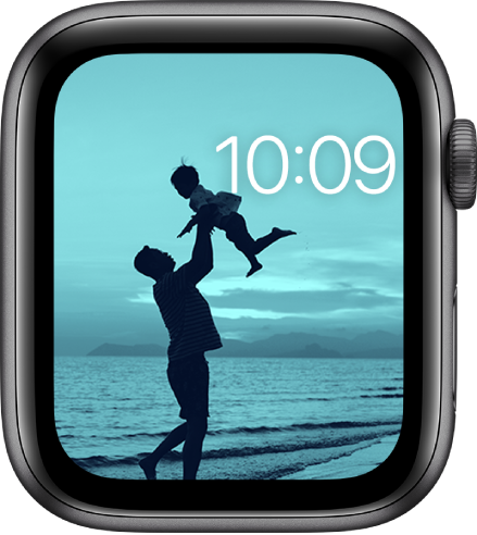 Le cadran Photos affiche une photo de votre album photo synchronisé. L’heure se trouve près du coin supérieur droit.