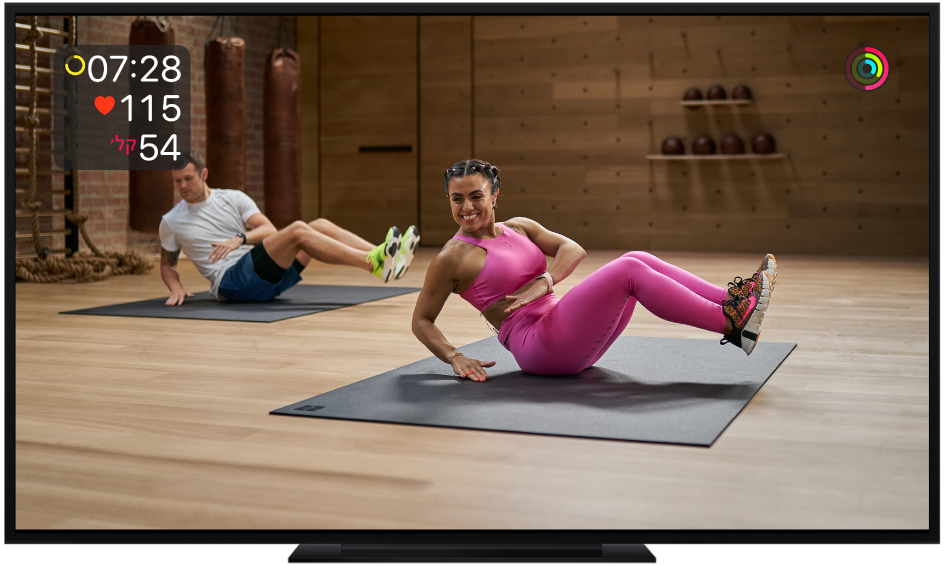 טלוויזיה המציגה אימון ליבה של Apple Fitness+‎ עם מדדים יש הזמן הנותר, קצב הלב והקלוריות.