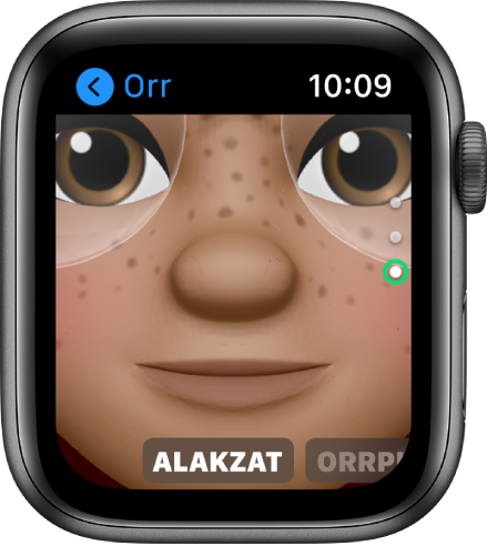 Az Apple Watchon lévő Memoji alkalmazás az orr szerkesztési képernyőjével. Az arc látható közelről, amelyen az orr van a fókuszban. A képernyő alján az Alakzat szó jelenik meg.