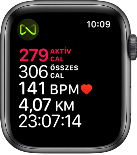 Az Edzés képernyője a futópados edzés részletes adataival. A bal felső sarokban lévő szimbólum azt jelzi, hogy az Apple Watch vezeték nélkül csatlakozik a futópadhoz.