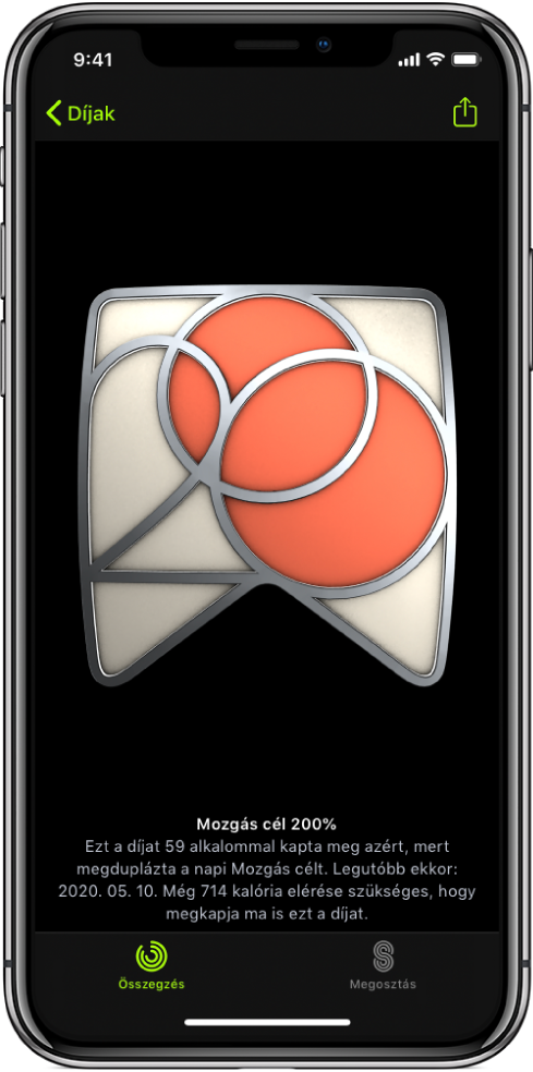 A Fitnesz alkalmazás Díjak képernyője az iPhone-on; a képernyő közepén egy díj látható. Húzással forgathatja a díjat. A Megosztás gomb a jobb felső sarokban látható.