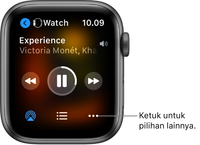 Layar Sedang Diputar menampilkan Apple Watch di kiri atas, dengan panah yang menunjuk ke kiri, yang membawa Anda ke layar perangkat. Judul lagu dan nama artis muncul di bawah. Kontrol pemutaran terdapat di tengah. Tombol AirPlay, daftar track, dan Pilihan Lainnya terdapat di bagian bawah.