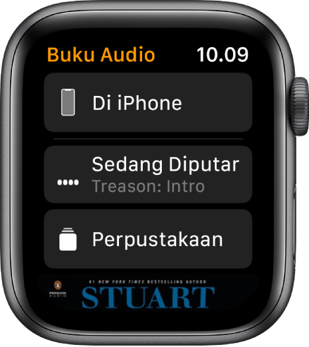 Apple Watch menampilkan layar Buku Audio dengan tombol Di iPhone di bagian atas, tombol Sedang Diputar dan Perpustakaan di bawahnya, dan bagian gambar sampul buku audio di bagian bawah.