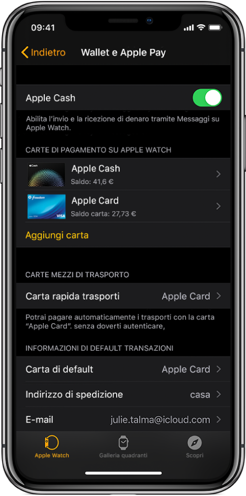 La schermata “Wallet e Apple Pay” nell'app Watch su iPhone. Lo schermo mostra le carte aggiunte ad Apple Watch, la carta che hai scelto di utilizzare come carta rapida per i mezzi di trasporto e le impostazioni di default per le transazioni.