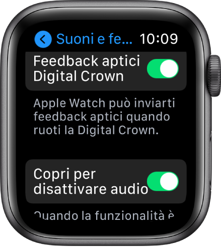 La schermata “Feedback aptici Digital Crown”, in cui viene mostrato che “Feedback aptici Digital Crown” è attivato. Sotto, è visibile il pulsante “Copri per disattivare audio”.