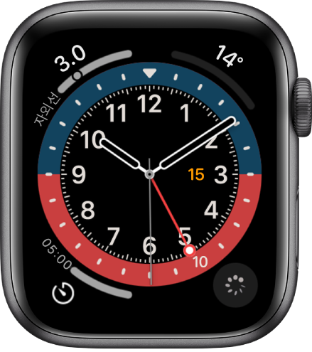 GMT 시계 페이스에서 페이스 색상을 조절할 수 있음. 네 개의 컴플리케이션: 왼쪽 상단에 자외선 지수, 오른쪽 상단에 온도, 왼쪽 하단에 타이머, 오른쪽 하단에 생리 주기 추적 컴플리케이션이 있음.