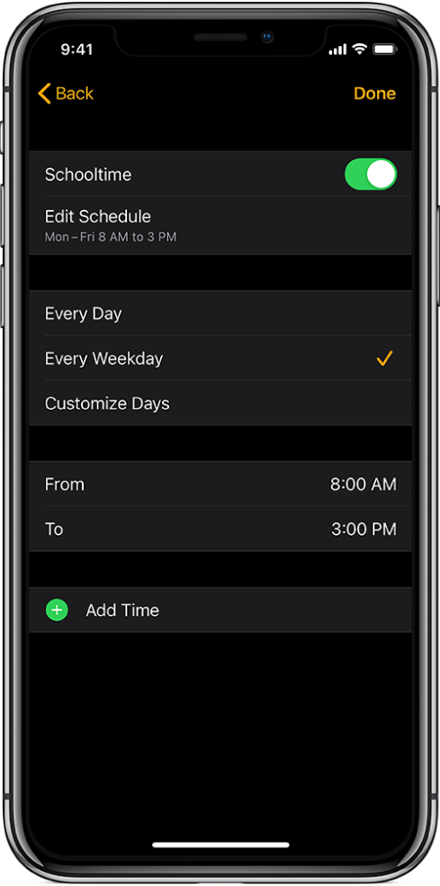 „iPhone“, kuriame rodomas „Schooltime“ ekranas. „Schooltime“ jungiklis yra viršuje, o po juo – „Edit Schedule“. Žemiau rodomos parinktys „Every Day“, „Every Weekday“ ir „Customize Days“; pasirinkta „Every Weekday“. Ekrano viduryje rodomos valandos „From“ ir „To“, o apačioje yra mygtukas „Add Time“.