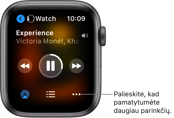 „Now Playing“ ekranas, kurio viršuje kairėje rodomas „Watch“ su į kairę nukreipta rodykle, kurią paspaudus atidaromas įrenginio ekranas. Toliau rodomas dainos pavadinimas ir atlikėjo vardas. Leidimo valdikliai yra viduryje. „AirPlay“, garso takelių sąrašas ir papildomų parinkčių mygtukai rodomi ekrano apačioje.