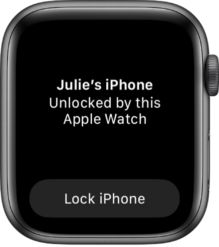 „Apple Watch“ ekranas, kuriame rodomas tekstas „Julie’s iPhone Unlocked by this Apple Watch“. Žemiau pateiktas „iPhone“ užrakinimo mygtukas.