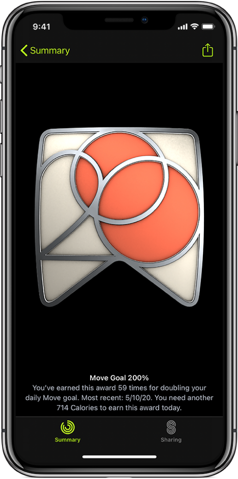 „iPhone“ programos „Fitness“ ekrano skirtukas „Awards“; ekrano viduryje rodomas apdovanojimas už pasiekimą. Vilkdami galite apdovanojimą pasukti. Bendrinimo mygtukas yra viršuje dešinėje.
