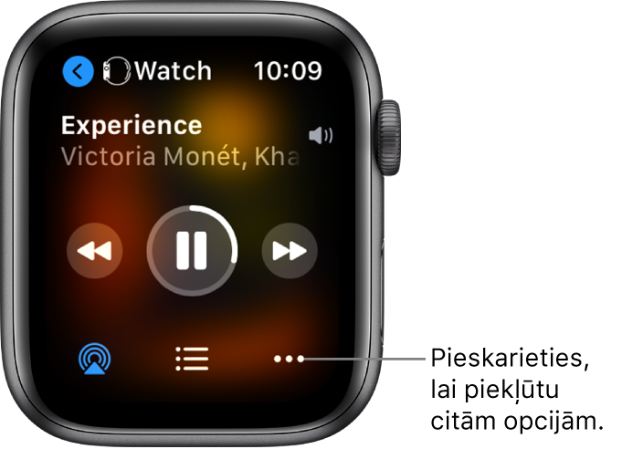 Ekrāns Now Playing, kura augšējā kreisajā stūrī ir elements Watch ar pa kreisi vērstu bultiņu; tā ļauj atgriezties ierīces ekrānā. Zemāk ir norādīts dziesmas nosaukums un izpildītājs. Atskaņošanas vadīklas atrodas vidū. Apakšdaļā ir opcija AirPlay, ierakstu saraksts un poga More Options.