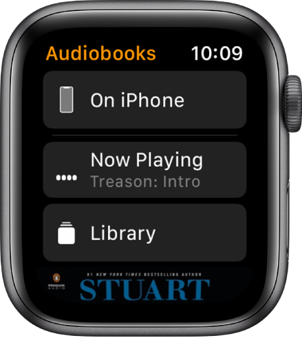 Apple Watch pulkstenis, kurā redzams ekrāns Audiobooks. Ekrāna augšdaļā ir poga On iPhone, zem tās ir pogas Now Playing un Library, un apakšdaļā ir audiogrāmatas vāka noformējuma daļa.