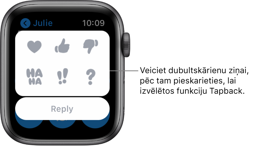 Messages sarakste ar Tapback opcijām: sirsniņa, pacelts īkšķis, nolaists īkšķis, Ha Ha, !! un ?. Apakšā ir poga Replay.