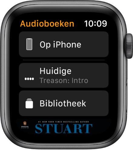 De Apple Watch met het Audioboeken-scherm, met bovenin de knop 'Op iPhone', daaronder de knoppen 'Huidige' en 'Bibliotheek', en onderin een deel van de kaftillustratie van een audioboek.