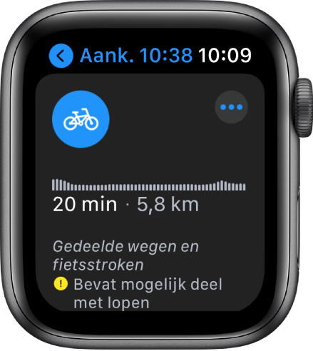 Apple Watch met een fietsroute, inclusief een overzicht van hoogteveranderingen op de route, de geschatte reistijd en afstand, en opmerkingen over eventuele problemen die je onderweg kunt tegenkomen.