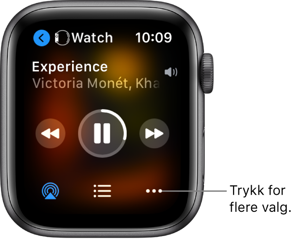 Spilles nå-skjermen som viser Watch øverst til venstre, med en pil som peker til venstre, som går til enhetsskjermen. Det vises en sangtittel og et artistnavn nedenfor. Det er avspillingskontroller i midten. Knapper for AirPlay, sporliste og flere valg er nederst.