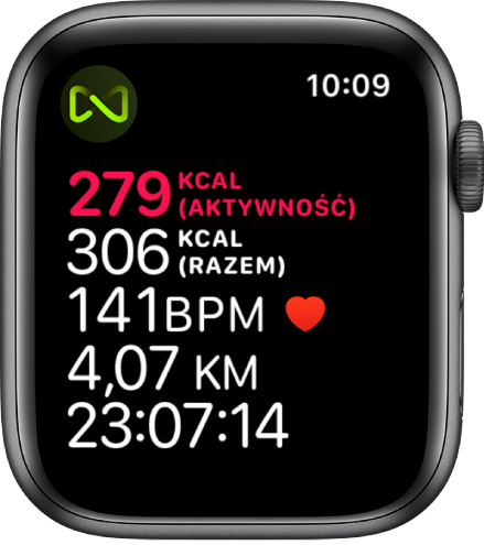 Ekran aplikacji Trening, wyświetlający szczegóły dotyczące treningu na bieżni. Symbol widoczny w lewym górnym rogu wskazuje, że Apple Watch jest połączony bezprzewodowo z bieżnią.