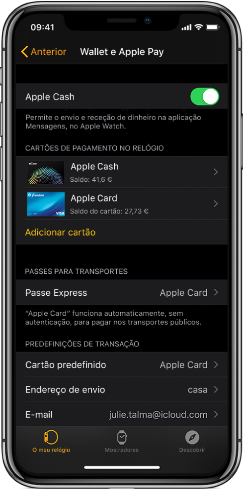 Ecrã de Wallet e Apple Pay na aplicação Apple Watch, no iPhone. O ecrã mostra cartões adicionados ao Apple Watch, o cartão que escolheu utilizar para passe Express e as predefinições de transação.