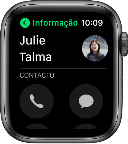 Um ecrã de telefone, com um contacto e os botões Chamada e Mensagem.