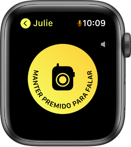 O ecrã da aplicação Walkie-talkie, com o botão Falar ao centro e um indicador de volume na parte superior direita. O ícone de um microfone pequeno aparece ao lado do tempo na parte superior direita, indicando que o microfone está a ser usado.