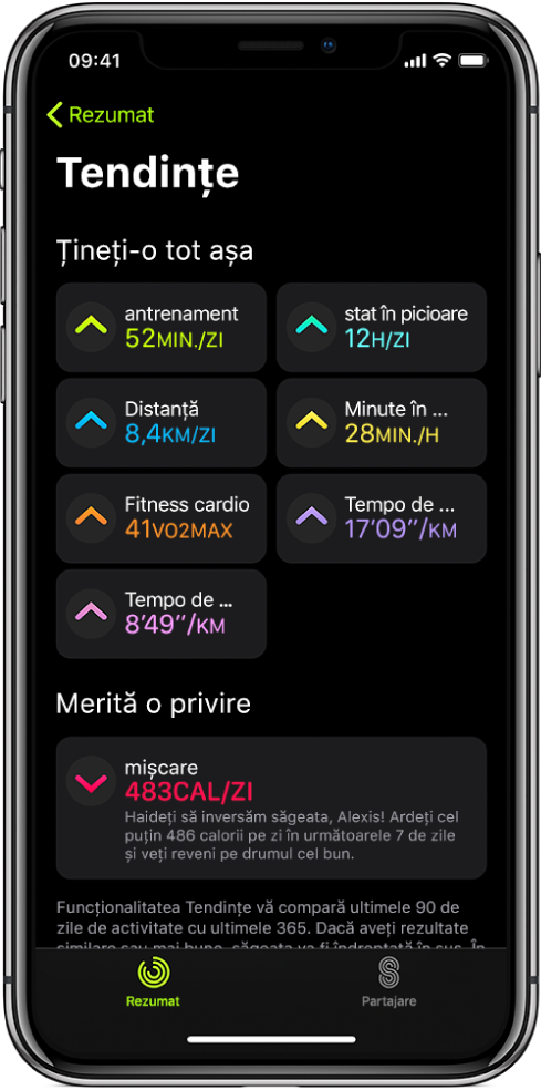 Fila Tendințe în aplicația Activitate pe iPhone Un număr de indici apar sub antetul Tendințe în partea de sus a ecranului. Indicii includ: Antrenare, În picioare, Distanță și altele. Mișcarea apare sub titlul Merită o privire.