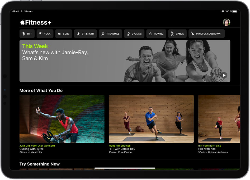 Главная страница Fitness+. Показаны типы тренировок, видеообзор новых тренировок этой недели и рекомендованные тренировки.