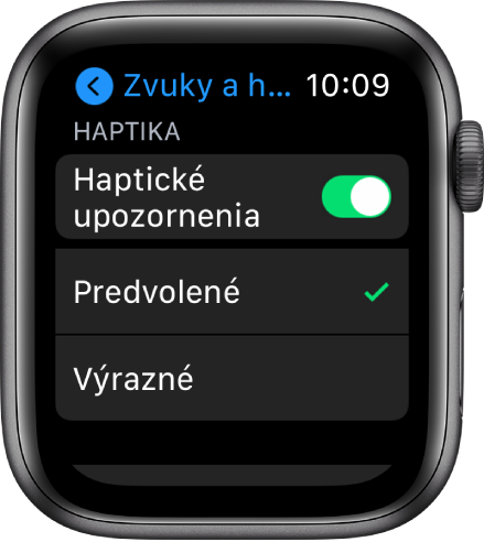 Nastavenia Zvuky a haptika na hodinkách Apple Watch s prepínačom Upozornenia haptiky a možnosťami Predvolene a Výrazné pod nim.