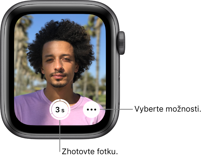 Kým sa Apple Watch používajú ako diaľkový ovládač kamery, na obrazovke je zobrazený obraz z kamery iPhonu. Tlačidlo Odfotiť sa nachádza v strednej spodnej časti, naľavo od tlačidla Ďalšie možnosti. Ak ste spravili fotku, tlačidlo Prehliadač fotiek je vľavo dole.