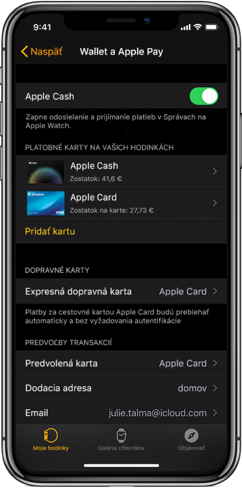 Obrazovka Wallet a Apple Pay v apke Apple Watch na iPhone. Obrazovka zobrazuje karty pridané do Apple Watch, karty, ktoré ste sa rozhodli používať pri expresnom cestovaní, ako aj predvolené nastavenia transakcie.
