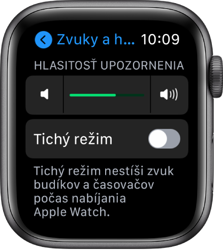 Nastavenia Zvuky a haptika na hodinkách Apple Watch s posuvníkom Hlasitosť upozornenia v hornej časti a tlačidlom Tichý režim nižšie.