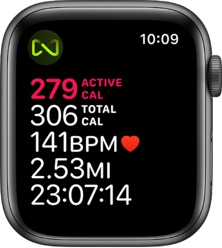 Zaslon aplikacije Workout (Vadba) s podatki o vadbi na tekalni stezi. Simbol v zgornjem levem kotu označuje, da je ura Apple Watch brezžično povezana s tekalno stezo.